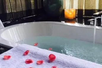 上海水疗池中的失重冥想：当身体学会漂浮